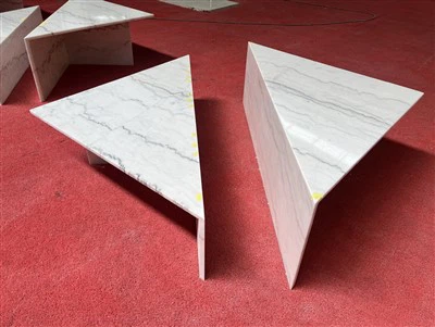 Komplet mizic iz belega marmorja, nizke visoke trikotne mize