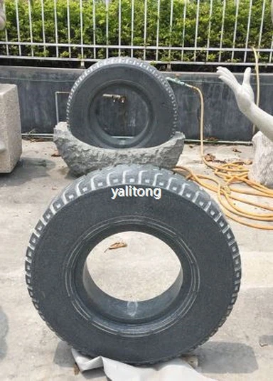 Temno siva kamnita skulptura