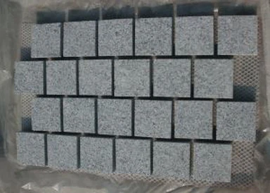 Bela granitna tlakovanje