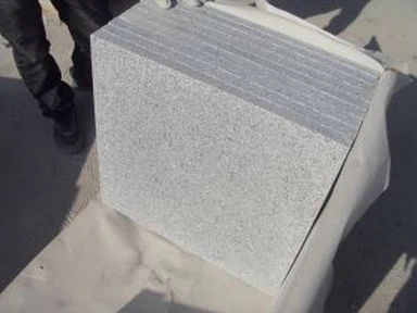 Beli sivi granitni tlakovci
