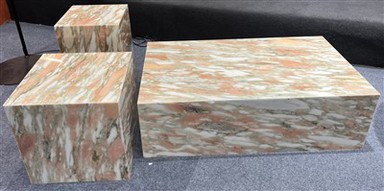 Sklop klubske mizice iz norveškega rožnatega marmorja